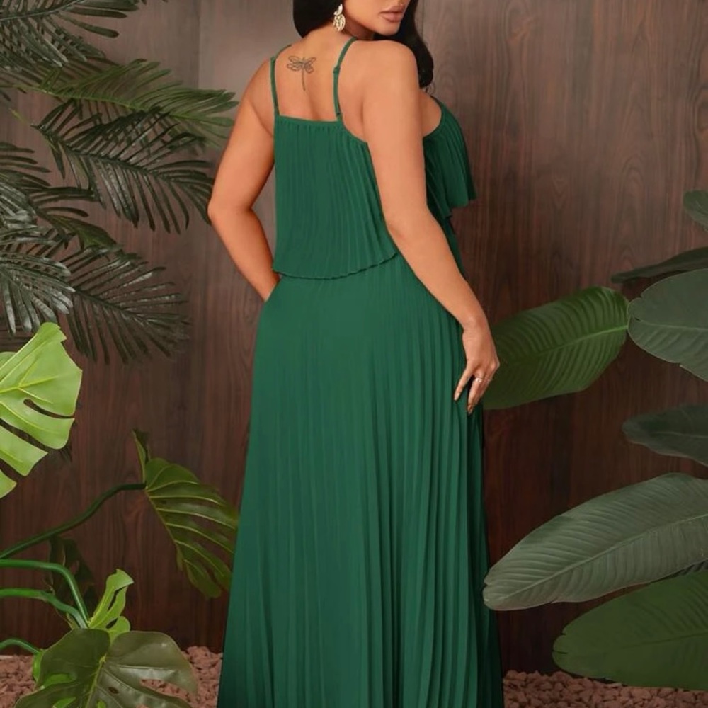 BRAND NEW Shein pleated two piece skirt set, size XS.  True to size.